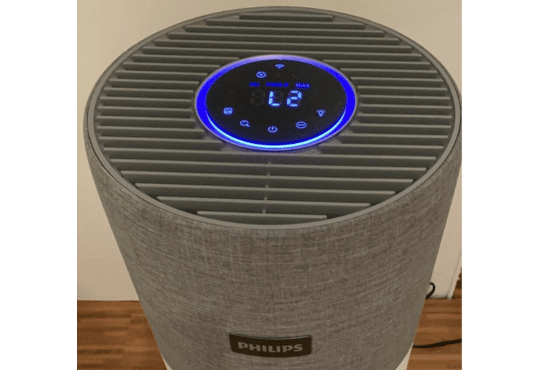 Auf dem Display des Philips AC4236/10 Series 4000i Luftreinigers wird die gemessene Luftqualität numerisch und der Farbring leuchtet blau
